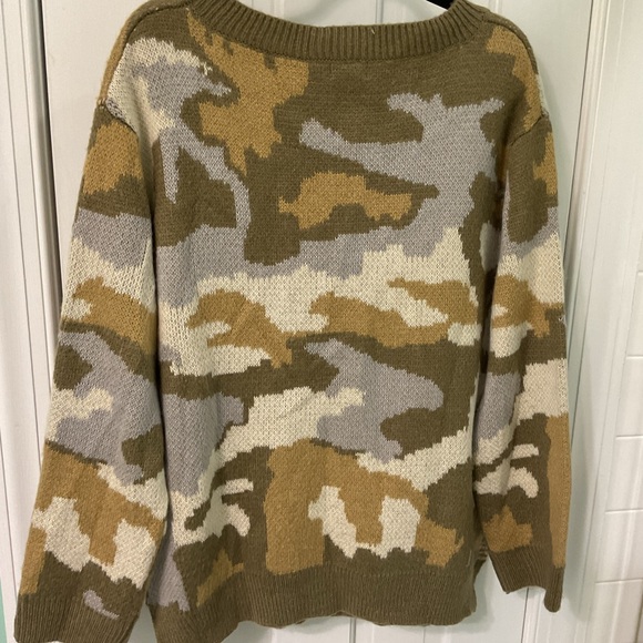 POL Women's V-Neck Camouflage Sweater - Olive, Beige, Cream NWOT - Picture 2 of 7